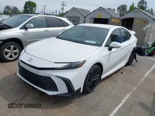 2025 Toyota Camry LE z VIN 4T1DAACK0SU076570, wystawiony jako IAAI lot #42095067 z przebiegiem 9 165 mil mil oraz . Historia ofert i sprzedaży dostępna na DreamBid. Obrazek 2.