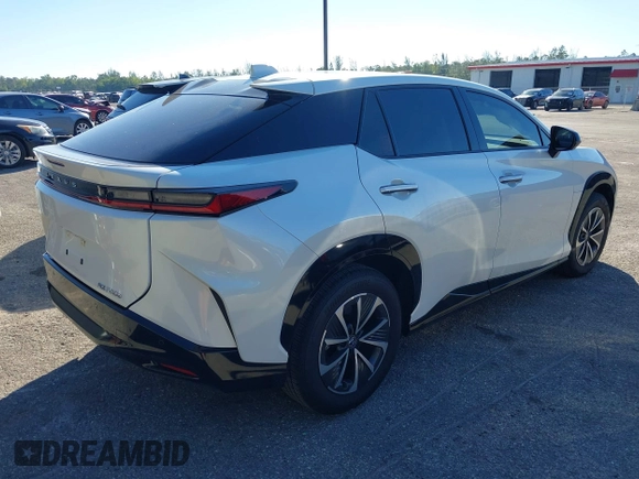2024 Lexus RZ 300e Premium z VIN JTJABABB3RA002882, wystawiony jako IAAI lot #41262906 z przebiegiem 8 114 mil mil oraz . Historia ofert i sprzedaży dostępna na DreamBid. Obrazek 4.
