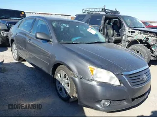 2008 Toyota Avalon XL z VIN 4T1BK36B48U318961, wystawiony jako IAAI lot #39317874 z przebiegiem 334 707 mil mil oraz . Historia ofert i sprzedaży dostępna na DreamBid. Obrazek 1.