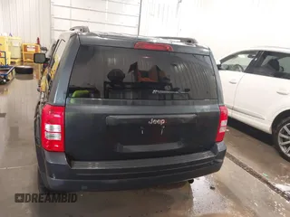 2015 Jeep Patriot Altitude z VIN 1C4NJPBA0FD285379, wystawiony jako IAAI lot #42139132 z przebiegiem 143 107 mil mil oraz . Historia ofert i sprzedaży dostępna na DreamBid. Obrazek 16.