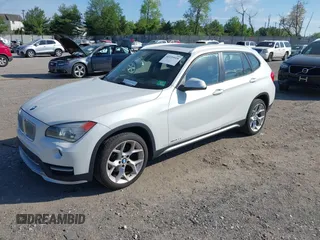 2015 BMW X1 xDrive28i z VIN WBAVL1C56FVY37452, wystawiony jako IAAI lot #42159918 z przebiegiem 70 044 mil mil oraz . Historia ofert i sprzedaży dostępna na DreamBid. Obrazek 2.