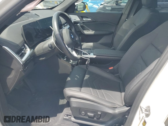2023 BMW X1 xDrive28i z VIN WBX73EF02P5Y15293, wystawiony jako Copart lot #57629965 z przebiegiem 7 381 mil mil oraz Szkoda całkowita • Salvage title. Historia ofert i sprzedaży dostępna na DreamBid. Obrazek 7.