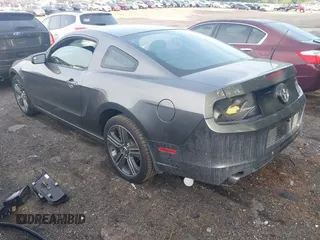 2013 Ford Mustang V6 z VIN 1ZVBP8AM7D5279716, wystawiony jako IAAI lot #42181208 z przebiegiem 83 111 mil mil oraz . Historia ofert i sprzedaży dostępna na DreamBid. Obrazek 3.