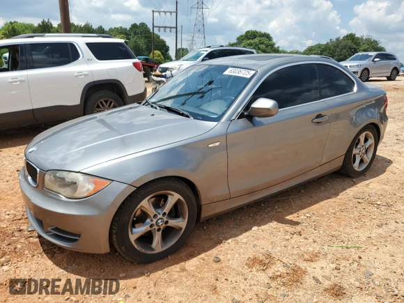 2011 BMW 1 Series 128i z VIN WBAUP7C52BVP21971, wystawiony jako Copart lot #63036725 z przebiegiem 255 217 mil mil oraz Szkoda całkowita • Salvage title. Historia ofert i sprzedaży dostępna na DreamBid. Obrazek 1.