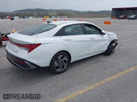 2025 Hyundai Elantra Limited z VIN KMHLN4DJ5SU134793, wystawiony jako IAAI lot #42044140 z przebiegiem 808 mil mil oraz . Historia ofert i sprzedaży dostępna na DreamBid. Obrazek 4.