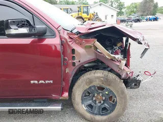 2019 Ram 1500 Big Horn z VIN 1C6SRFFT5KN570253, wystawiony jako IAAI lot #42488224 z przebiegiem 36 507 mil mil oraz . Historia ofert i sprzedaży dostępna na DreamBid. Obrazek 18.