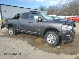 2023 Ram 2500 Laramie z VIN 3C6UR5FL3PG540235, wystawiony jako Copart lot #46997225 z przebiegiem 73 442 mil mil oraz Szkoda całkowita • Salvage title. Historia ofert i sprzedaży dostępna na DreamBid. Obrazek 4.