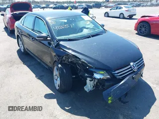 2015 Volkswagen Passat Limited Edition Edition z VIN 1VWAT7A31FC121864, wystawiony jako IAAI lot #42067337 z przebiegiem 127 926 mil mil oraz . Historia ofert i sprzedaży dostępna na DreamBid. Obrazek 1.
