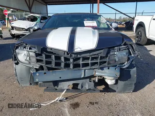 2011 Chevrolet Camaro 1LT z VIN 2G1FB1EDXB9115082, wystawiony jako IAAI lot #41322689 z przebiegiem 174 740 mil mil oraz . Historia ofert i sprzedaży dostępna na DreamBid. Obrazek 6.