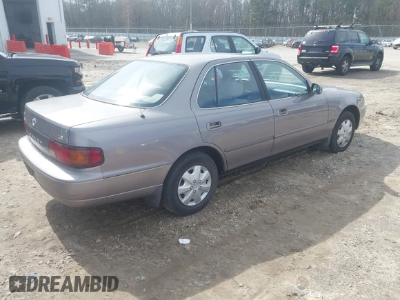 1996 Toyota Camry DX with VIN 4T1BG12K8TU762073, listed as a IAAI auction lot 41606136 with 254,939 mi miles. Bid and sale history available at carsss.com. Image 4.