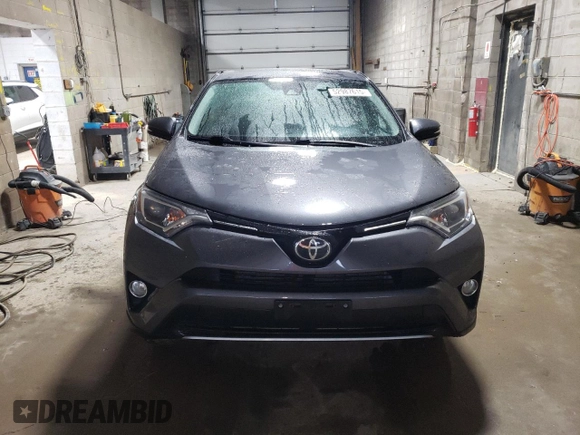 2018 Toyota RAV4 XLE z VIN 2T3WFREV9JW410228, wystawiony jako Copart lot #52987615 z przebiegiem 206 487 mil mil oraz Szkoda całkowita • Salvage title. Historia ofert i sprzedaży dostępna na DreamBid. Obrazek 5.