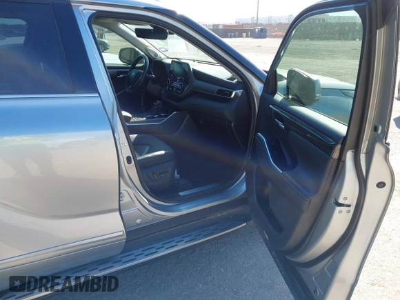 2021 Toyota Highlander Limited z VIN 5TDYZRAHXMS081464, wystawiony jako IAAI lot #41631810 z przebiegiem 61 446 mil mil oraz . Historia ofert i sprzedaży dostępna na DreamBid. Obrazek 5.