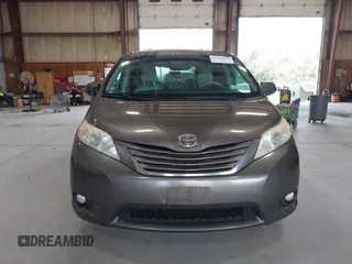 2011 Toyota Sienna XLE AAS z VIN 5TDYK3DC9BS086170, wystawiony jako IAAI lot #42596944 z przebiegiem 156 813 mil mil oraz . Historia ofert i sprzedaży dostępna na DreamBid. Obrazek 12.