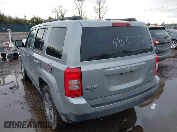 2015 Jeep Patriot Latitude z VIN 1C4NJRFB7FD412238, wystawiony jako IAAI lot #41639976 z przebiegiem 106 767 mil mil oraz . Historia ofert i sprzedaży dostępna na DreamBid. Obrazek 3.