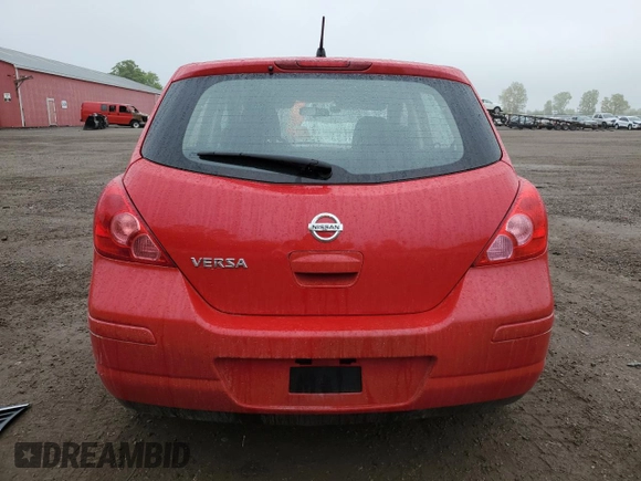 2009 Nissan Versa S z VIN 3N1BC13E99L468566, wystawiony jako Copart lot #58661845 z przebiegiem 141 822 mil mil oraz Czysty tytuł • Clean title. Historia ofert i sprzedaży dostępna na DreamBid. Obrazek 6.