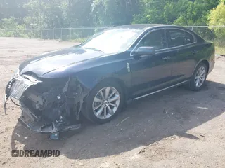 2009 Lincoln MKS z VIN 1LNHM93R69G625590, wystawiony jako IAAI lot #42270653 z przebiegiem 101 024 mil mil oraz . Historia ofert i sprzedaży dostępna na DreamBid. Obrazek 2.