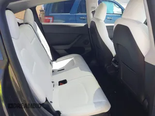 2024 Tesla Model Y Long Range z VIN 7SAYGAEE8RF198286, wystawiony jako IAAI lot #41950454 z przebiegiem 7 611 mil mil oraz . Historia ofert i sprzedaży dostępna na DreamBid. Obrazek 8.