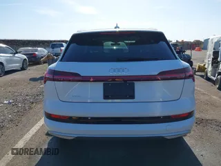 2019 Audi e-tron Premium Plus z VIN WA1LABGEXKB020765, wystawiony jako IAAI lot #42374055 z przebiegiem 53 673 mil mil oraz . Historia ofert i sprzedaży dostępna na DreamBid. Obrazek 16.