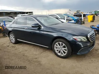 2017 Mercedes-Benz E 300 Luxury with VIN WDDZF4KB4HA185743, listed as a Copart auction lot 60297705 with 96,774 mi miles and Clean title. Bid and sale history available at DreamBid. Image 4.