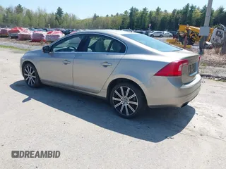 2015 Volvo S60 T5 Drive-E Premier z VIN YV126MFB8F2302747, wystawiony jako IAAI lot #42247878 z przebiegiem 95 591 mil mil oraz . Historia ofert i sprzedaży dostępna na DreamBid. Obrazek 3.