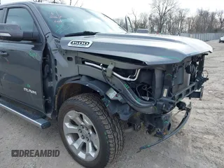 2022 Ram 1500 Big Horn z VIN 1C6SRFFT4NN381744, wystawiony jako IAAI lot #41621744 z przebiegiem 48 414 mil mil oraz . Historia ofert i sprzedaży dostępna na DreamBid. Obrazek 17.