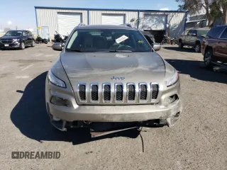 2017 Jeep Cherokee Latitude with VIN 1C4PJMCS0HW631940, listed as a Copart auction lot 76422654 with 58,220 mi miles and Salvage Title. Bid and sale history available at carsss.com. Image 5.