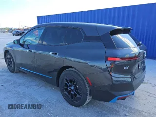 2024 BMW iX xDrive50 z VIN WB523CF01RCS00126, wystawiony jako Copart lot #56997195 z przebiegiem 23 038 mil mil oraz Tytuł czysty. Historia ofert i sprzedaży dostępna na DreamBid. Obrazek 2.