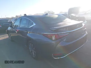 2021 Lexus ES 300h z VIN 58ADA1C1XMU001121, wystawiony jako IAAI lot #41815984 z przebiegiem 66 590 mil mil oraz . Historia ofert i sprzedaży dostępna na DreamBid. Obrazek 3.