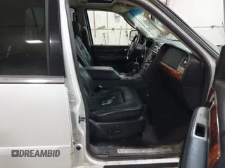 2003 Lincoln Navigator Luxury with VIN 5LMFU28RX3LJ31607, listed as a IAAI auction lot 41912435 with 206,141 mi miles. Bid and sale history available at carsss.com. Image 5.