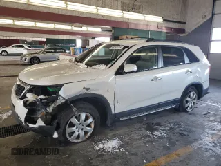 2012 Kia Sorento LX z VIN 5XYKT3A17CG239620, wystawiony jako Copart lot #54139625 z przebiegiem 223 942 mil mil oraz Nie do naprawy • Non repairable. Historia ofert i sprzedaży dostępna na DreamBid. Obrazek 1.