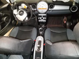 2009 MINI Hardtop z VIN WMWMF33549TU70310, wystawiony jako Copart lot #57797815 z przebiegiem 136 843 mil mil oraz Szkody całkowita. Historia ofert i sprzedaży dostępna na DreamBid. Obrazek 8.