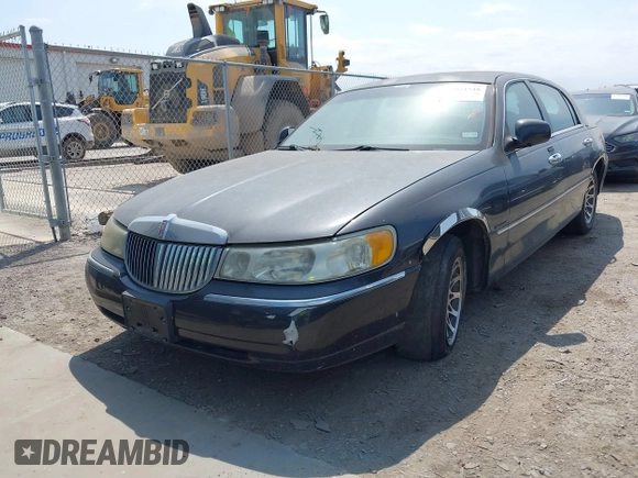 2001 Lincoln Town Car Signature z VIN 1LNHM82W11Y695417, wystawiony jako IAAI lot #42041548 z przebiegiem 117 392 mil mil oraz . Historia ofert i sprzedaży dostępna na DreamBid. Obrazek 2.