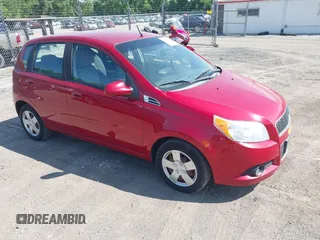 2011 Chevrolet Aveo 1LT z VIN KL1TD6DEXBB136726, wystawiony jako IAAI lot #42523304 z przebiegiem 91 225 mil mil oraz . Historia ofert i sprzedaży dostępna na DreamBid. Obrazek 1.