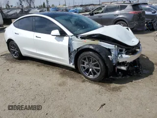 2022 Tesla Model 3 Long Range z VIN 5YJ3E1EB3NF174314, wystawiony jako Copart lot #52713325 z przebiegiem 27 646 mil mil oraz Szkoda całkowita • Salvage title. Historia ofert i sprzedaży dostępna na DreamBid. Obrazek 4.