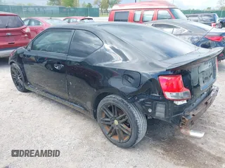 2011 Scion tC z VIN JTKJF5C74B3022537, wystawiony jako IAAI lot #42107582 z przebiegiem 184 847 mil mil oraz . Historia ofert i sprzedaży dostępna na DreamBid. Obrazek 3.