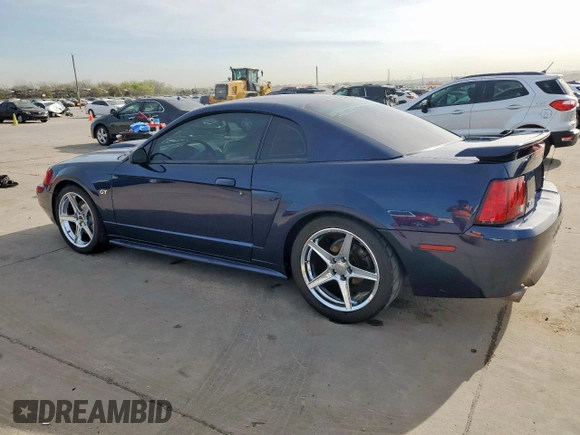 2001 Ford Mustang GT Deluxe z VIN 1FAFP42X41F139883, wystawiony jako Copart lot #50243745 z przebiegiem 142 545 mil mil oraz Szkoda całkowita • Salvage title. Historia ofert i sprzedaży dostępna na DreamBid. Obrazek 2.