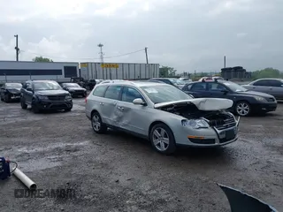 2009 Volkswagen Passat z VIN WVWXK73C69E027467, wystawiony jako IAAI lot #42277275 z przebiegiem 145 956 mil mil oraz . Historia ofert i sprzedaży dostępna na DreamBid. Obrazek 1.