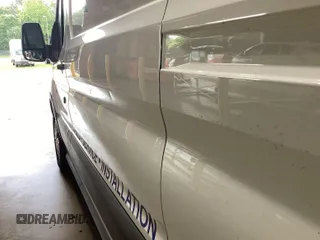 2019 Ford Transit z VIN 1FTYR2CM1KKA32062, wystawiony jako IAAI lot #42596475 z przebiegiem 151 369 mil mil oraz . Historia ofert i sprzedaży dostępna na DreamBid. Obrazek 18.