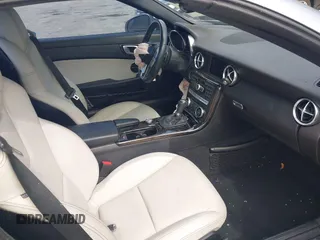 2015 Mercedes-Benz SLK 250 z VIN WDDPK4HA2FF099896, wystawiony jako IAAI lot #42333660 z przebiegiem 58 892 mil mil oraz . Historia ofert i sprzedaży dostępna na DreamBid. Obrazek 5.