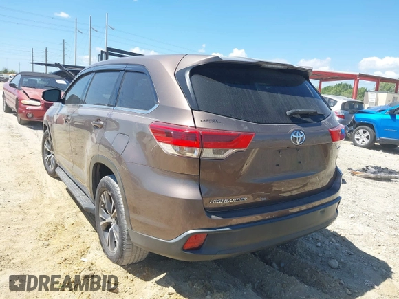 2018 Toyota Highlander LE z VIN 5TDZARFH0JS041636, wystawiony jako IAAI lot #41834037 z przebiegiem 73 004 mil mil oraz . Historia ofert i sprzedaży dostępna na DreamBid. Obrazek 3.