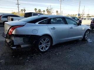 2015 Jaguar XJ Portfolio z VIN SAJWJ2GD9F8V81151, wystawiony jako Copart lot #45724765 z przebiegiem 77 392 mil mil oraz Szkoda całkowita • Salvage title. Historia ofert i sprzedaży dostępna na DreamBid. Obrazek 3.