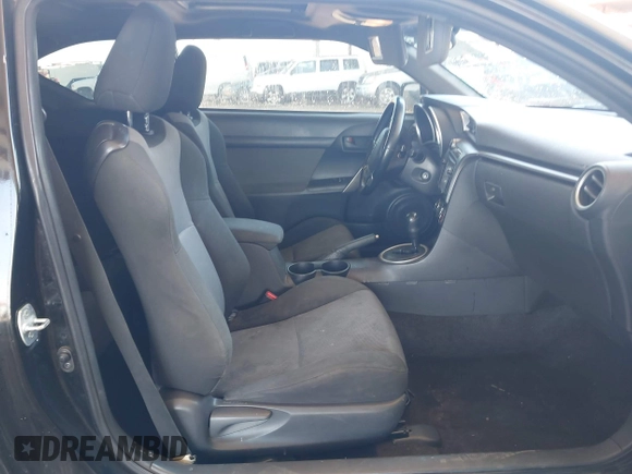 2014 Scion tC z VIN JTKJF5C75E3069757, wystawiony jako IAAI lot #42175725 z przebiegiem 191 054 mil mil oraz . Historia ofert i sprzedaży dostępna na DreamBid. Obrazek 5.