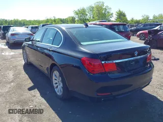 2010 BMW 7 Series 750i xDrive z VIN WBAKC6C50ACL67892, wystawiony jako IAAI lot #42275789 z przebiegiem 168 245 mil mil oraz . Historia ofert i sprzedaży dostępna na DreamBid. Obrazek 3.