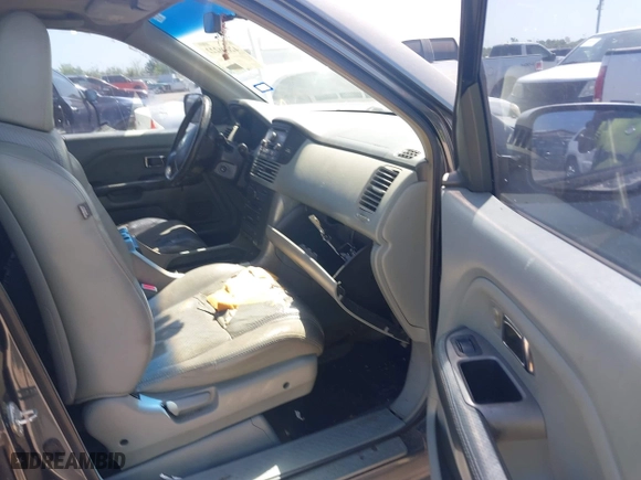 2005 Honda Pilot EX-L with RES with VIN 5FNYF18685B056356, listed as a IAAI auction lot 42006222 with 295,174 mi miles. Bid and sale history available at carsss.com. Image 5.