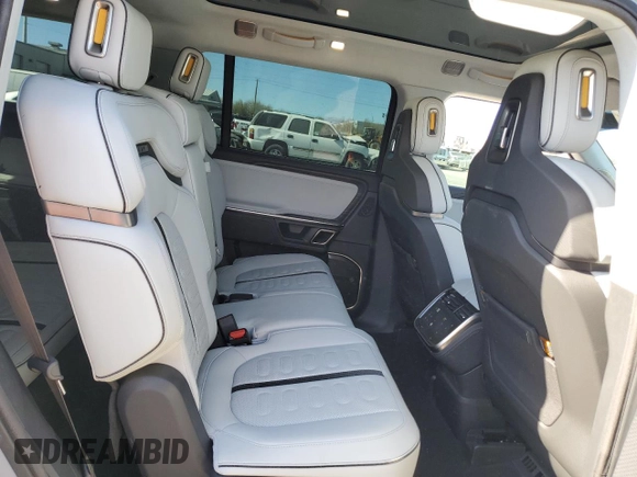 2023 Rivian R1S Adventure z VIN 7PDSGABA1PN021963, wystawiony jako Copart lot #43451105 z przebiegiem 165 mil mil oraz Szkody całkowita. Historia ofert i sprzedaży dostępna na DreamBid. Obrazek 11.