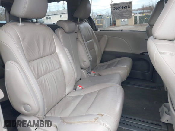 2017 Toyota Sienna XLE Auto Access Seat with VIN 5TDYZ3DC4HS886380, listed as a IAAI auction lot 41819662 with 382,793 mi miles. Bid and sale history available at carsss.com. Image 8.