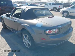 2006 Mazda MX-5 Miata Touring z VIN JM1NC25F960112536, wystawiony jako IAAI lot #41868290 z przebiegiem 153 162 mil mil oraz . Historia ofert i sprzedaży dostępna na DreamBid. Obrazek 3.