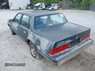 1987 Chevrolet Celebrity z VIN 1G1AW51W9H6195195, wystawiony jako IAAI lot #42040092 z przebiegiem 117 321 mil mil oraz . Historia ofert i sprzedaży dostępna na DreamBid. Obrazek 6.