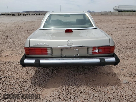1987 Mercedes-Benz 560 SL z VIN WDBBA48D0HA061731, wystawiony jako Copart lot #56622425 z przebiegiem 121 214 mil mil oraz Czysty tytuł • Clean title. Historia ofert i sprzedaży dostępna na DreamBid. Obrazek 6.