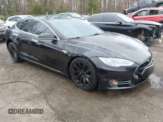 2015 Tesla Model S 85D z VIN 5YJSA1E20FF107291, wystawiony jako IAAI lot #41739420 z przebiegiem 81 335 mil mil oraz . Historia ofert i sprzedaży dostępna na DreamBid. Obrazek 1.